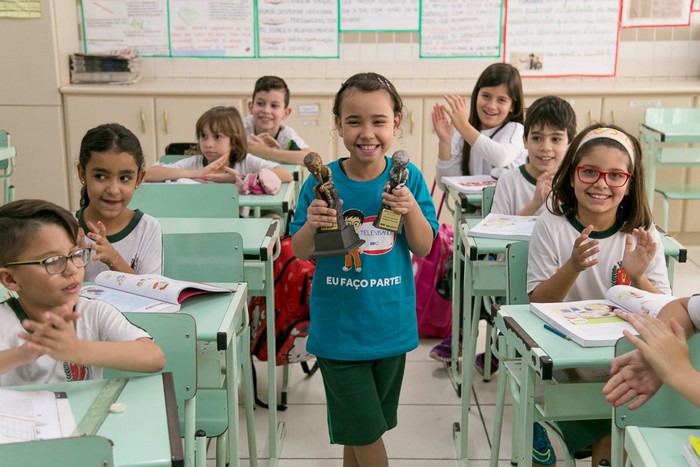 Entrega do prêmio em 2016, na etapa estadual, para estudante de Maringá