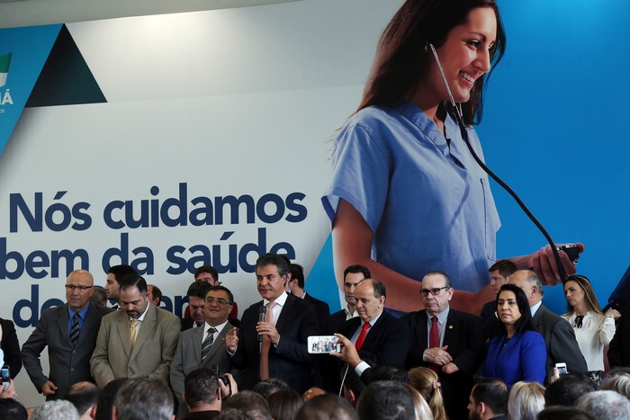 O governador Beto Richa anunciou nesta segunda-feira (29), em encontro com prefeitos no Palácio Iguaçu, em Curitiba, um novo lote de recursos para melhorar o atendimento à saúde de 189 municípios no Paraná. Curitiba, 29/05/2017. Foto: Orlando Kissner/ANPr