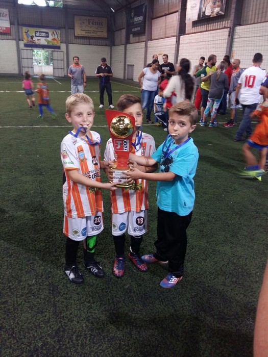 Ramon, Erick e Francisco, atletas da escolinha JR03 Soccer, estão brilhando no Campeonato Mamadeira Fraldinha da ACEF, foram campeões da 2ª etapa, defendendo as cores da equipe da ADAC/Recriar de Camboriu