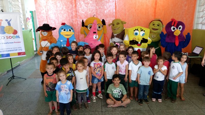 Circo Social realiza apresentação no CEIM Vila Olsen, no bairro Amola Flecha