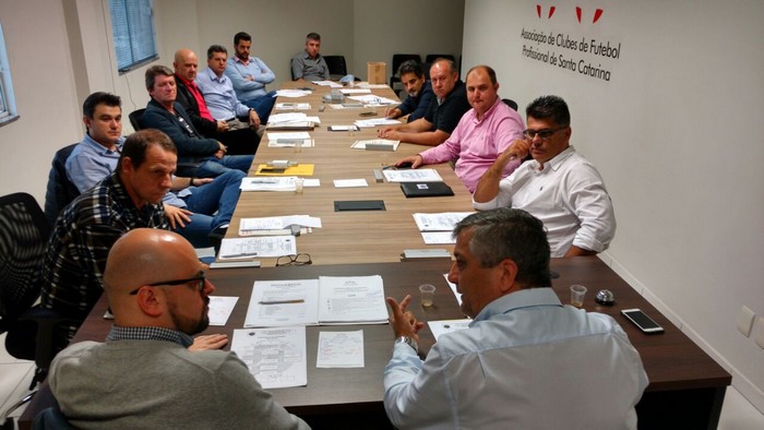 Técnico Edmar Heiler do Operário, que mandará seus jogos em Itaiópolis, no estádio 16 de Abril, estreando dia 02 de julho, recebendo o Camboriú, participou desta reunião em Florianópolis