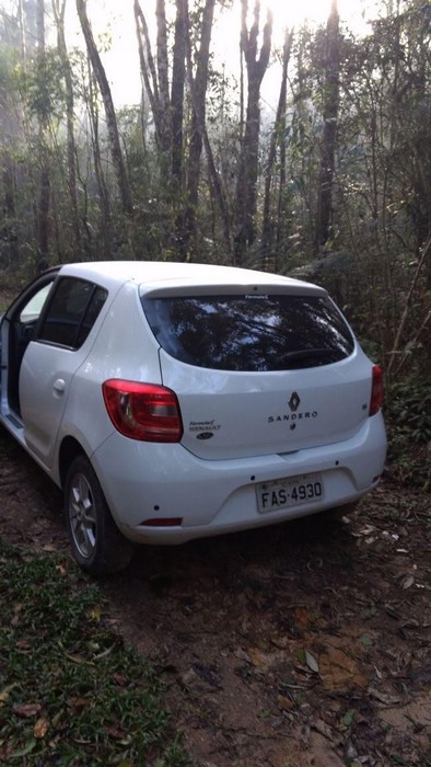 Veículo Sandero tomado de assalto foi encontrado abandonado