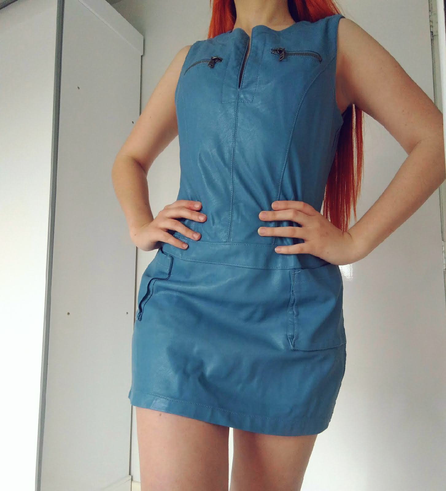 vestido de couro sintetico marrom